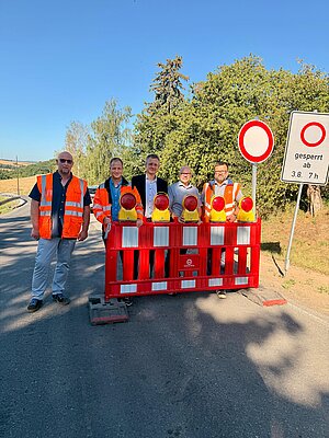 Amtsleiter Torsten Bernstein, Sachbearbeiter Marcel Mende, Landrat Dr. Ulli Schäfer, Ronneburgs Bürgermeister André Ruderisch, David Rühling (Oberbauleiter, Firma Streicher) - Quelle: Landratsamt Greiz/Sandra Bräunlich