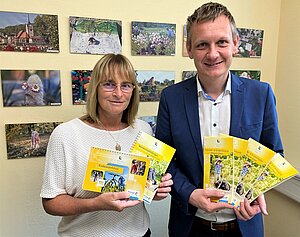 Ellen Höfer von der Wirtschaftsförderung des Landratesamtes und Landrat Dr. Ulli Schäfer präsentieren die neue Freizeit- und Erlebniskarte Region Greiz.