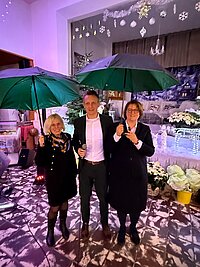 Landrat Dr. Ulli Schäfer überreicht Geschäftsführerin Katrin Franke (l.) und Vorstandsvorsitzender Andrea Jarling Schirme des Landkreises. Die Schirme stehen symbolisch für Schutz und Geborgenheit, die die Volkssolidarität als Sozial- und Wohlfahrtsverband bietet.