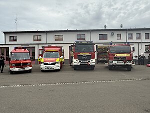 Die neuen Fahrzeuge stehen zwischen ihren Vorgängern (Quelle: LRA Greiz/Ramona Jung).