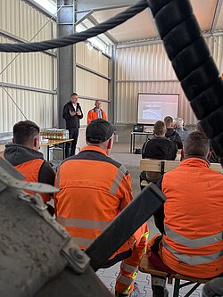 Landrat Dr. Ulli Schäfer bei der Einweihung der neuen Halle.