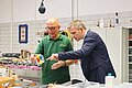 Ausbilder Peter Flämig im Bereich Glaserhandwerk im Gespräch mit Dr. Ulli Schäfer. Foto: Conni Winkler/Landratsamt