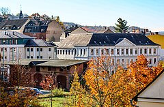 Herbstlicher Blick aufs Landratsamt in Greiz. (Foto: Conni Winkler/Landratsamt)