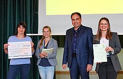 Von Links: Vorständin des Schulfördervereins, Susann Neisch, Schatzmeisterin Anja Löschner mit den Dankesurkunden, Vorstandsvorsitzender des Schulfördervereins, Dr. Sebastian Köber und die Sparkassenvertreterin Gera-Greiz