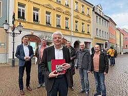 Prof. Dr. Thomas Wiegel (vorn), Landrat Dr. Ulli Schäfer (hinten links) und am Projekt beteiligte vor dem prämierten Haus am Markt 11 in Greiz