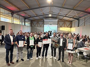 Landrat Dr. Ulli Schäfer und Dr. Hendrik Ziegenbein, Vorstandvorsitzender der Sparkasse Gera-Greiz, mit den 5 Finalisten. (Fotos: LRA/Katja Krahmer)