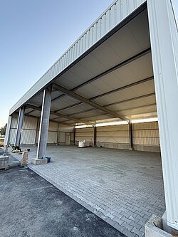 Die neue Halle kurz vor ihrer Fertigstellung.