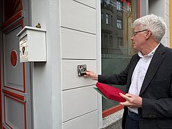 Die Denkmalschutzpreis-Plakette soll in die Fassade eingelassen werden.