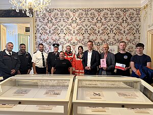 Landrat Dr. Ulli Schäfer und Kreisbrandinspektor Sascha Rudolf (l.) haben Vertreter der Feuerwehr, des Katastrophenschutzes und der Hundestaffel ins Sommerpalais eingeladen. Museumsleiter Dr. Ulf Häder nutzte die Gelegenheit, um die aktuellen Ausstellungen vorzustellen. (Foto: Landratsamt Greiz/Katja Krahmer)