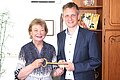 Martina Schweinsburg (links) übergibt die Amstgeschäfte an Dr. Ulli Schäfer Schlüsselübergabe im Dienstzimmer des Landrates von Martina Schweinsburg an Dr. Ulli Schäfer