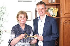 Schlüsselübergabe im Dienstzimmer des Landrates von Martina Schweinsburg an Dr. Ulli Schäfer