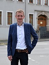 Landrat Dr. Ulli Schäfer vor dem Landratsamt Greiz