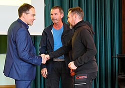 Sebastian Köber (von links) überreicht Dankesurkunden an die beiden Hausmeister der Schule, Tino Fritsche und Torsten Kelber. (Foto: Conni Winkler)